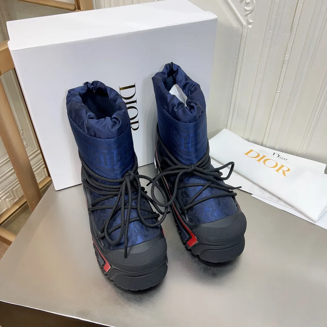 Men's shoes p600! The highest version on the market, Dior Dior's king style snow boots, ski boots, fat and cute, so cute →_→ from the DiorAlps limited series, unique. Shiny nylon Oblique print upper with criss-cross straps for an ideal fit. The technical fabric of the boot shaft, short-cut version, can be worn in the city or in the mountains. It makes the calf slimmer and taller, warm and concave. The boot shaft and sole are made of original waterproof padded lining. The embroidered fabric is original star ⭐ rubber non-slip thick sole and multi-module combination outsole. The size is 35-40. 41Customized